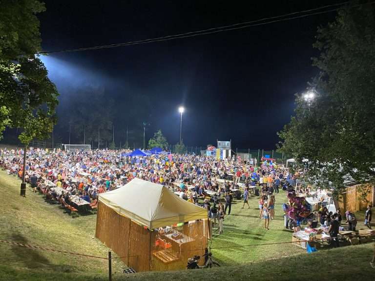 Il campo la sera della festa